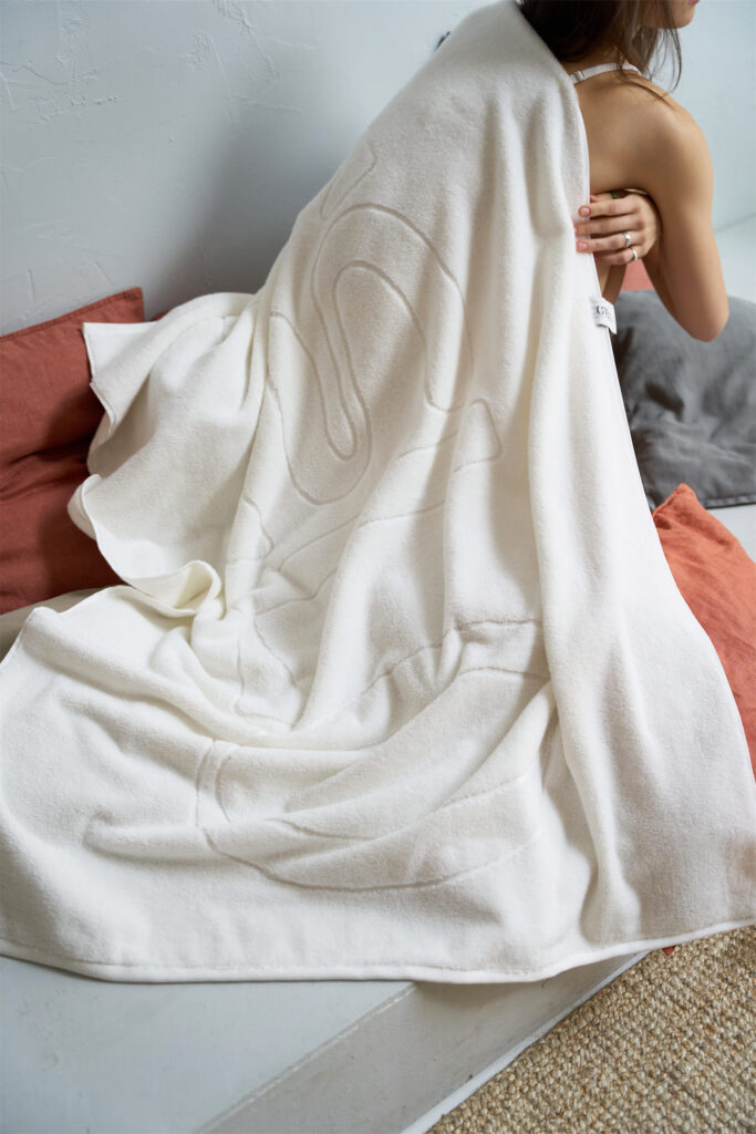 Девушка прикрытая белым полотенцем TELO из коллекции BASE 2.0