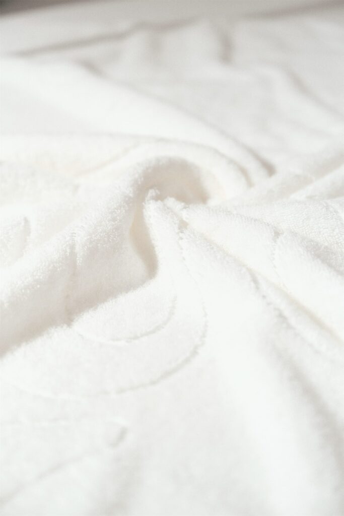 Белое полотенце TELO коллекции BASE 2.0. Фото