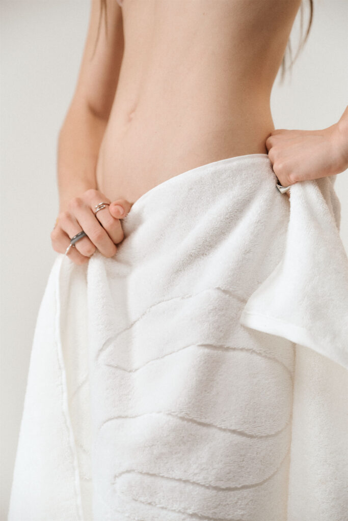 Белое полотенце TELO коллекции BASE 2.0. Фото