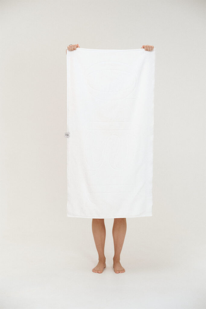 Белое полотенце TELO коллекции BASE 2.0. Фото