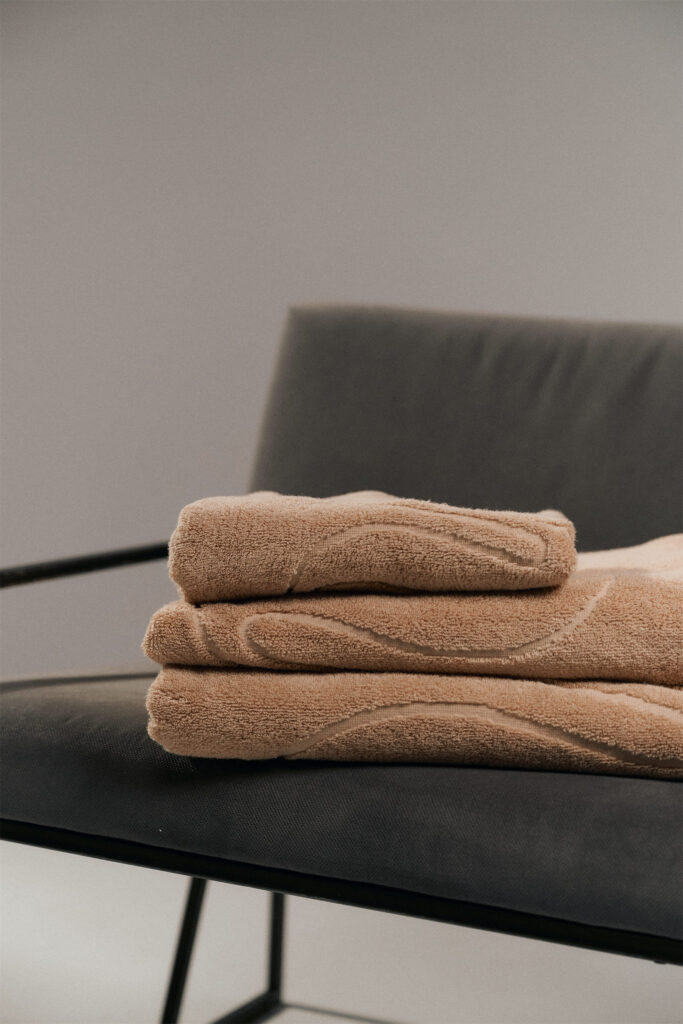 Бежевое полотенце TELO коллекции BASE 2.0. Фото