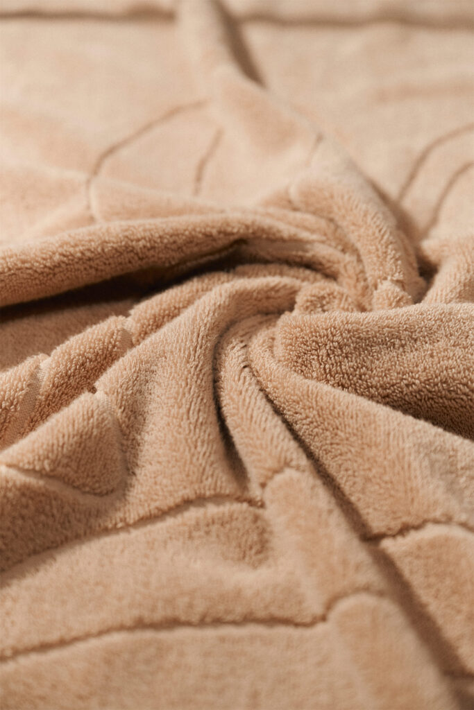 Бежевое полотенце TELO коллекции BASE 2.0. Фото