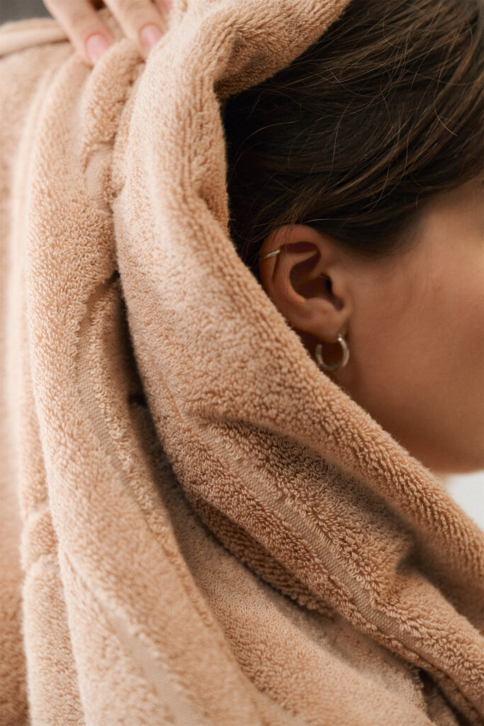 Бежевое полотенце TELO коллекции BASE 2.0. Фото