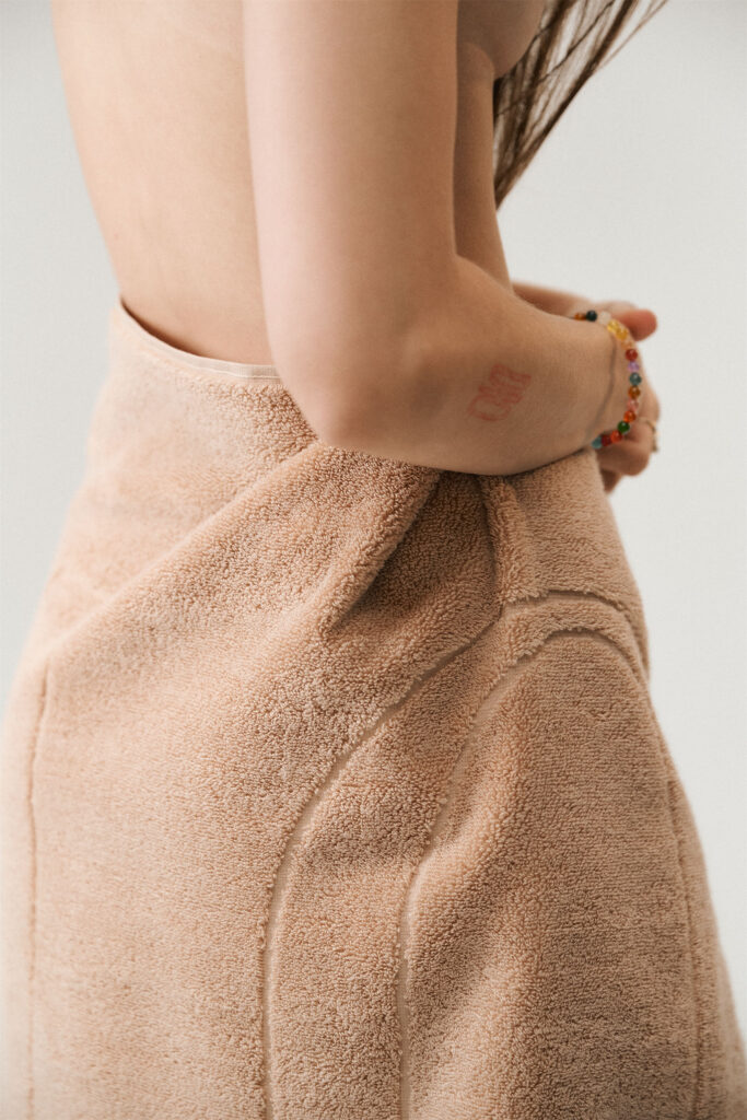 Бежевое полотенце TELO коллекции BASE 2.0. Фото