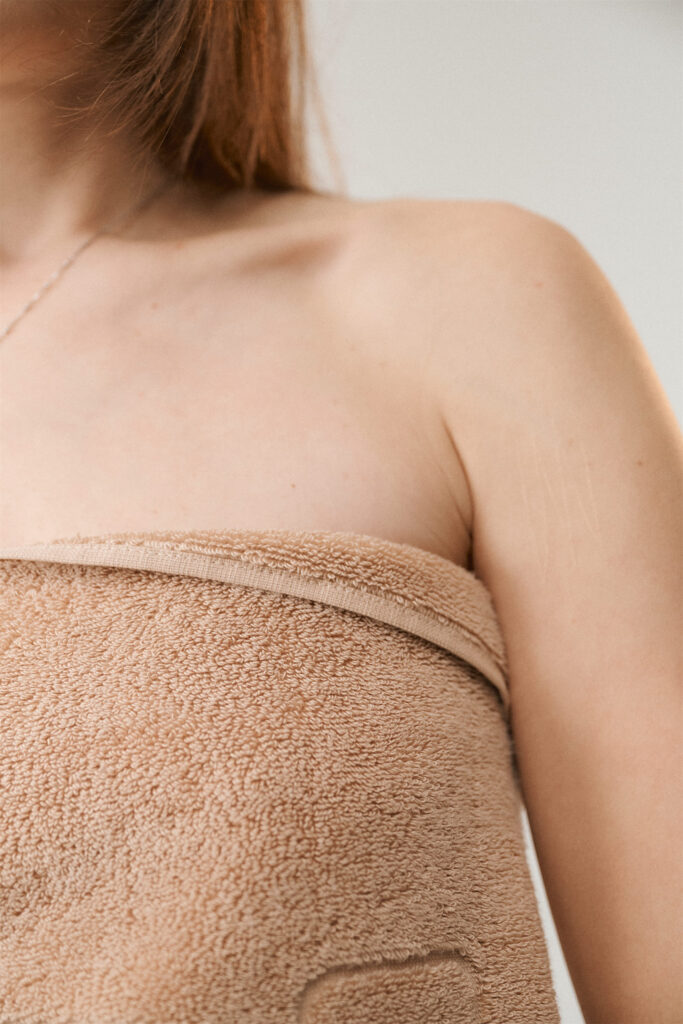 Бежевое полотенце TELO коллекции BASE 2.0. Фото