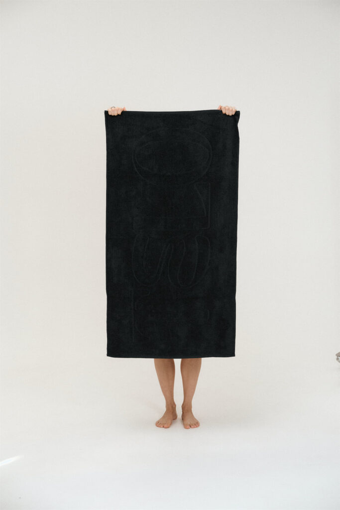 Черное полотенце TELO коллекции BASE 2.0. Фото