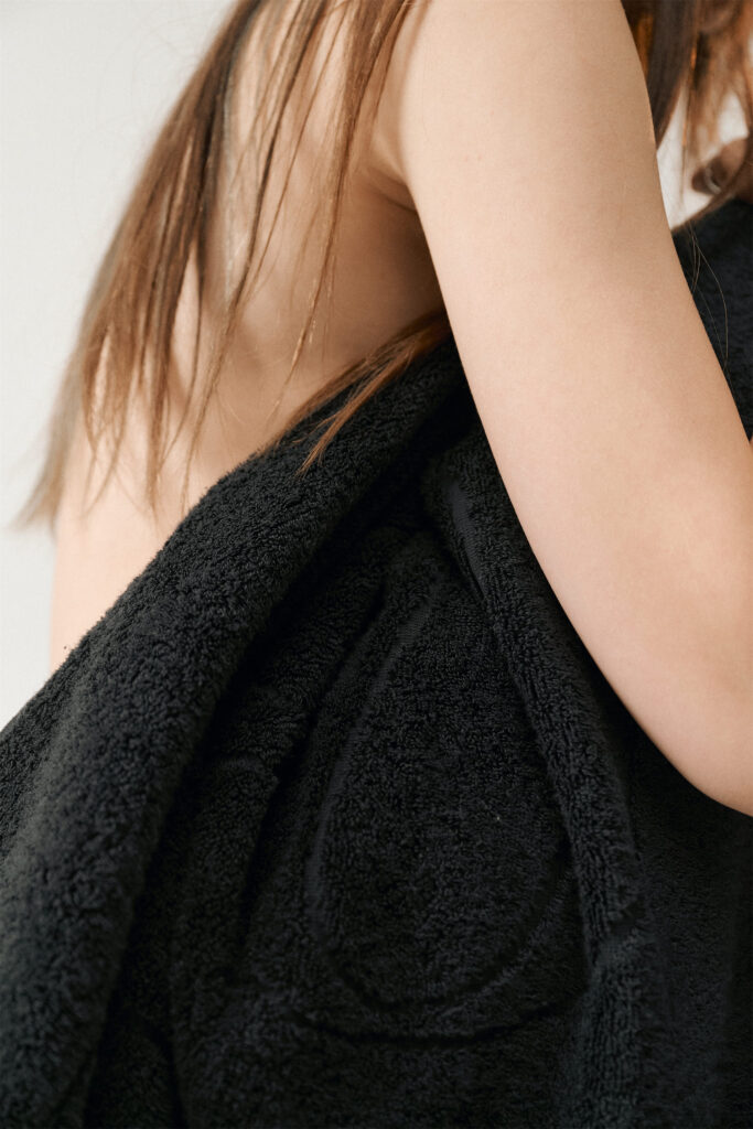 Черное полотенце TELO коллекции BASE 2.0. Фото