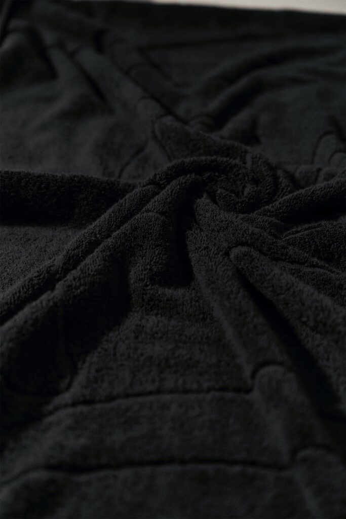 Черное полотенце TELO коллекции BASE 2.0. Фото