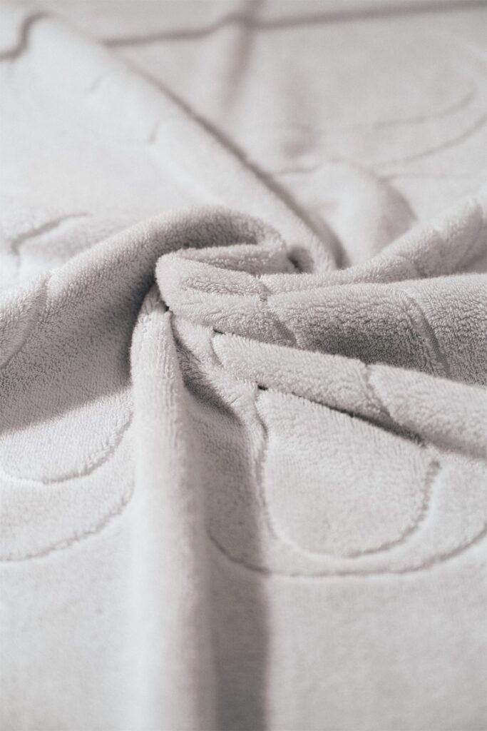 Серое полотенце TELO коллекции BASE 2.0. Фото