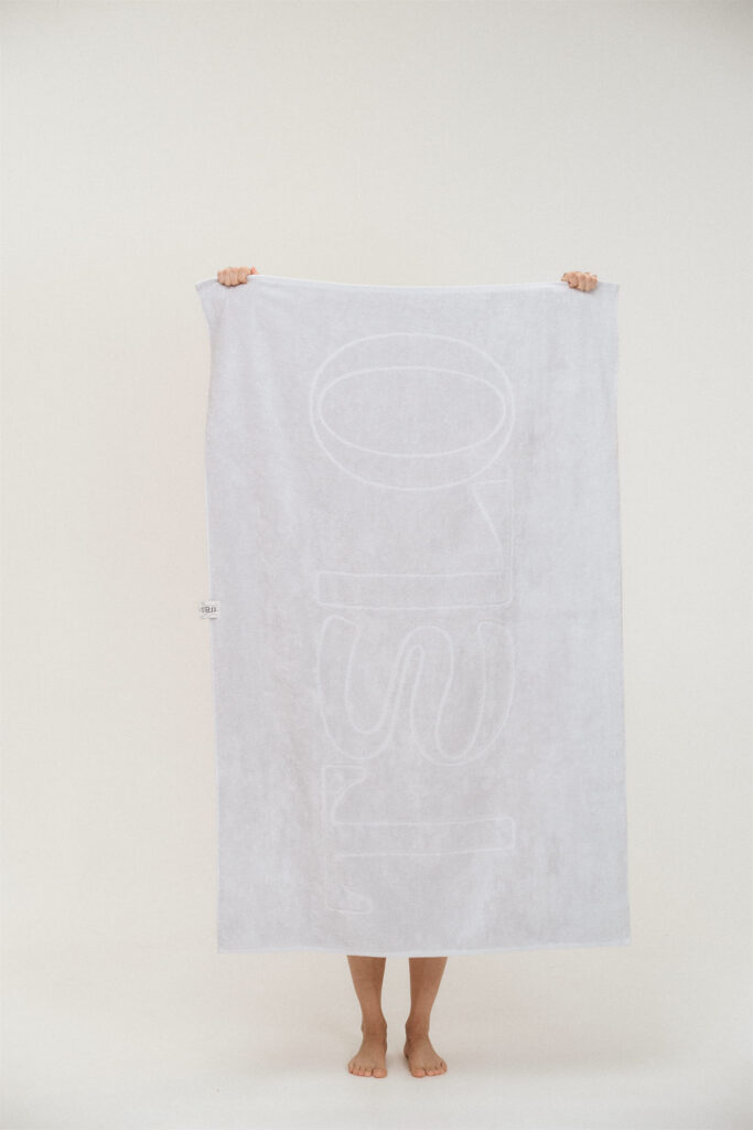 Серое полотенце TELO коллекции BASE 2.0. Фото