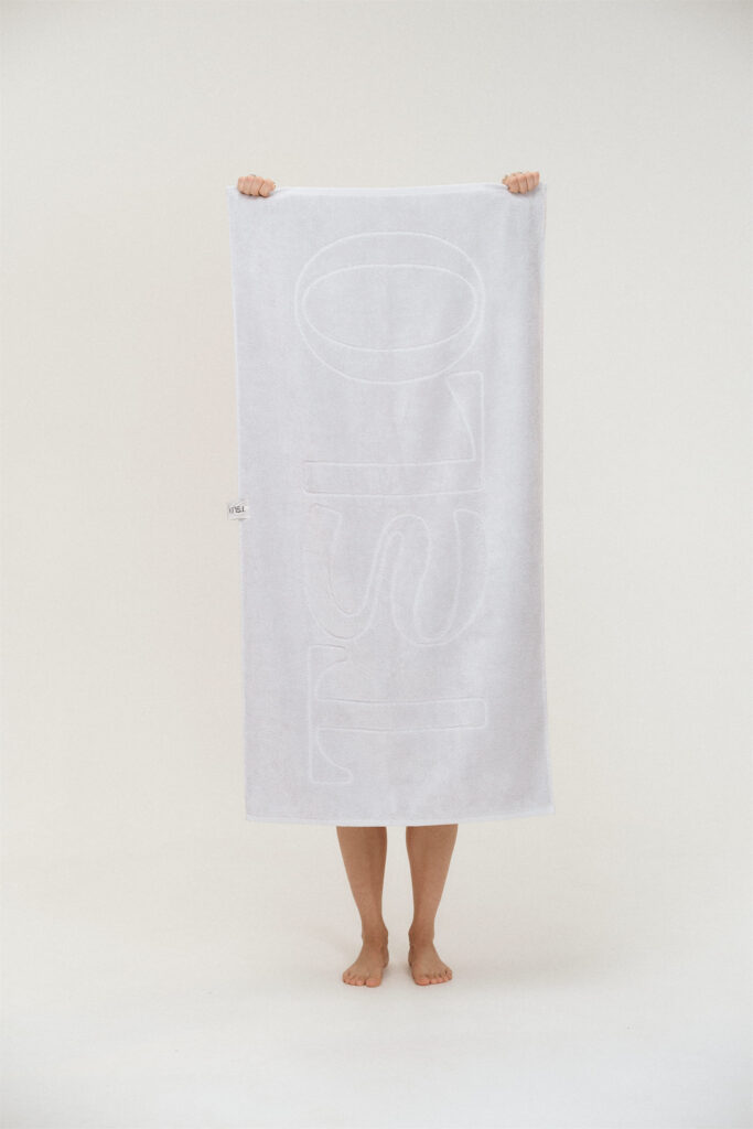 Серое полотенце TELO коллекции BASE 2.0. Фото