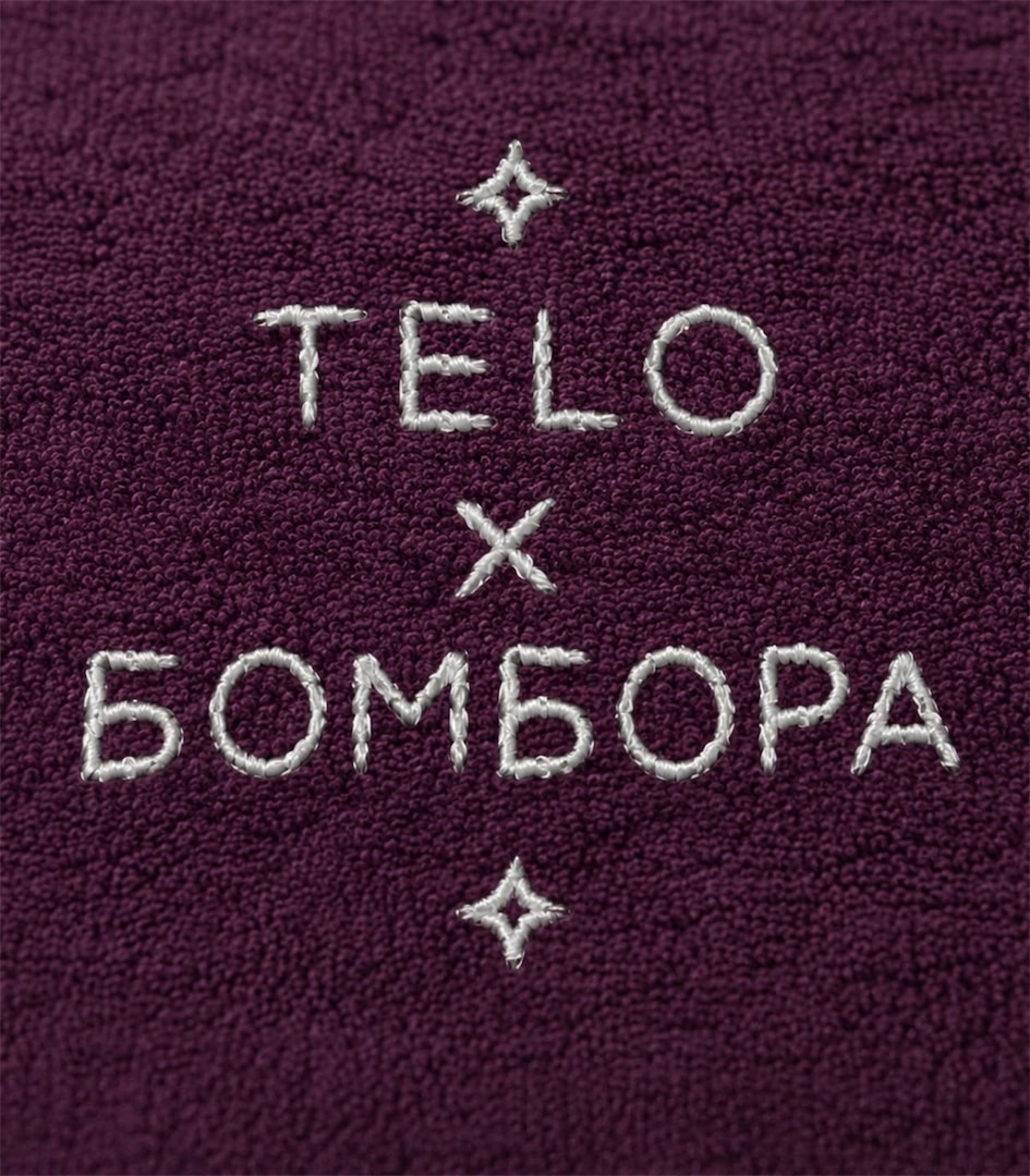 Знак коллаборации TELO × БОМБОРА на пурпурной махре